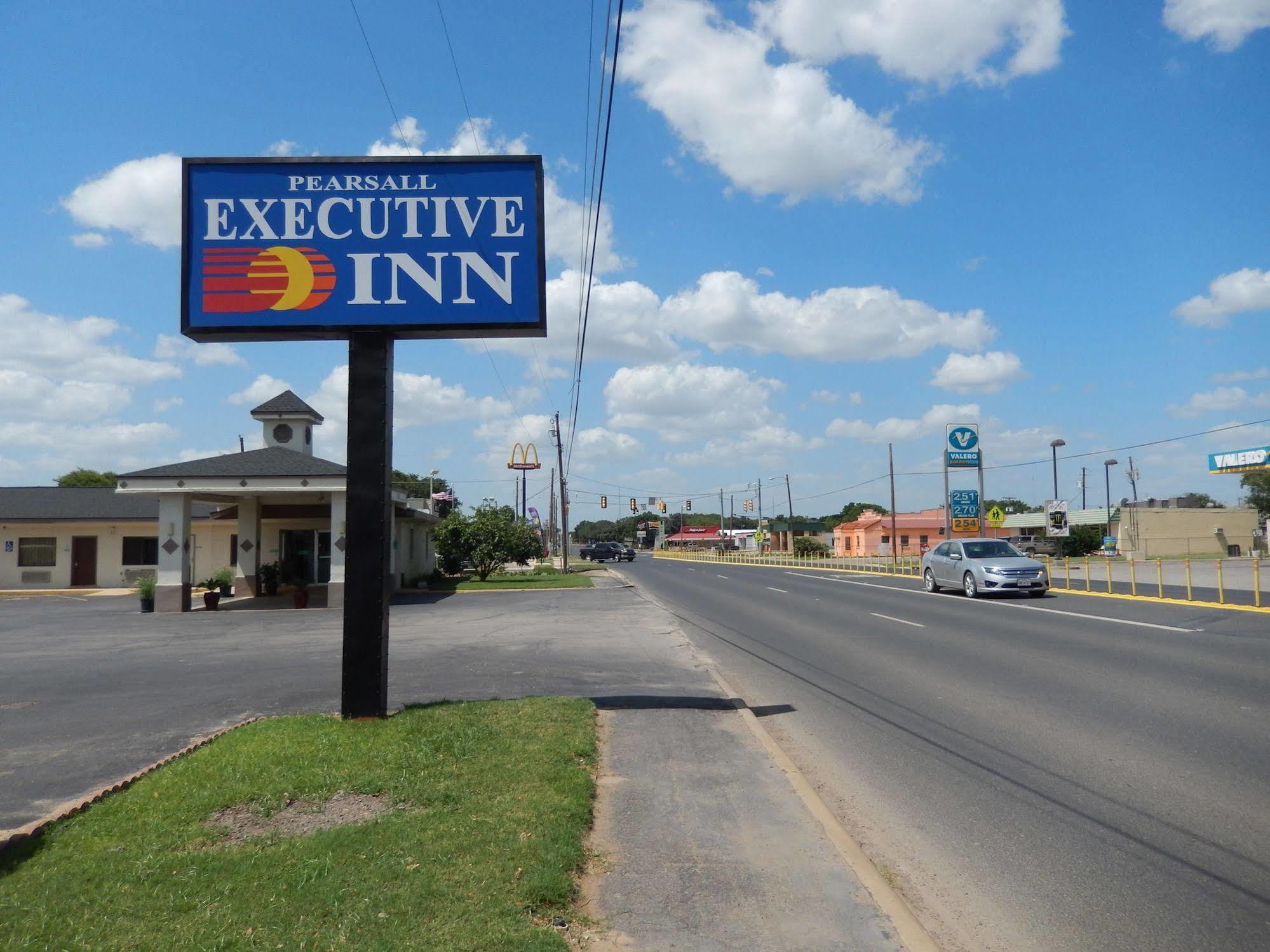 Executive Inn Pearsall Exterior foto