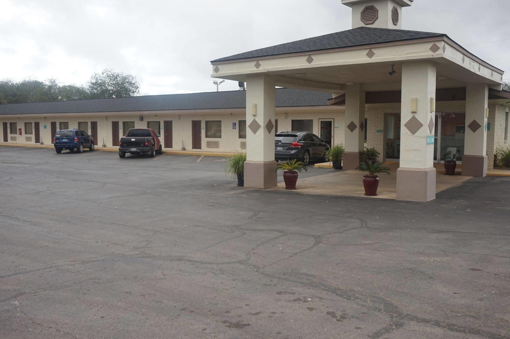 Executive Inn Pearsall Exterior foto