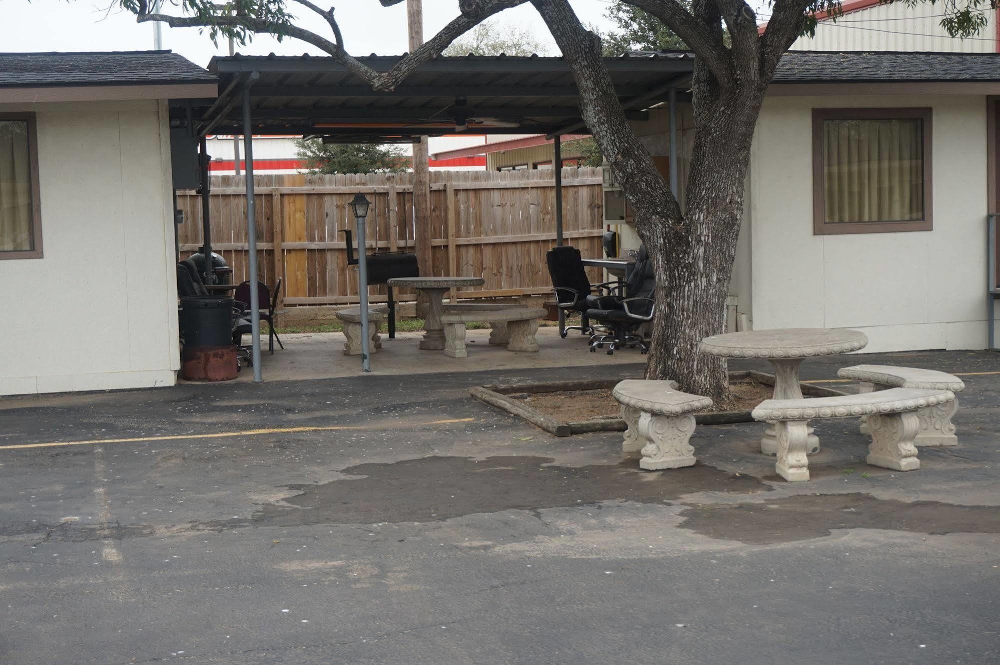 Executive Inn Pearsall Exterior foto