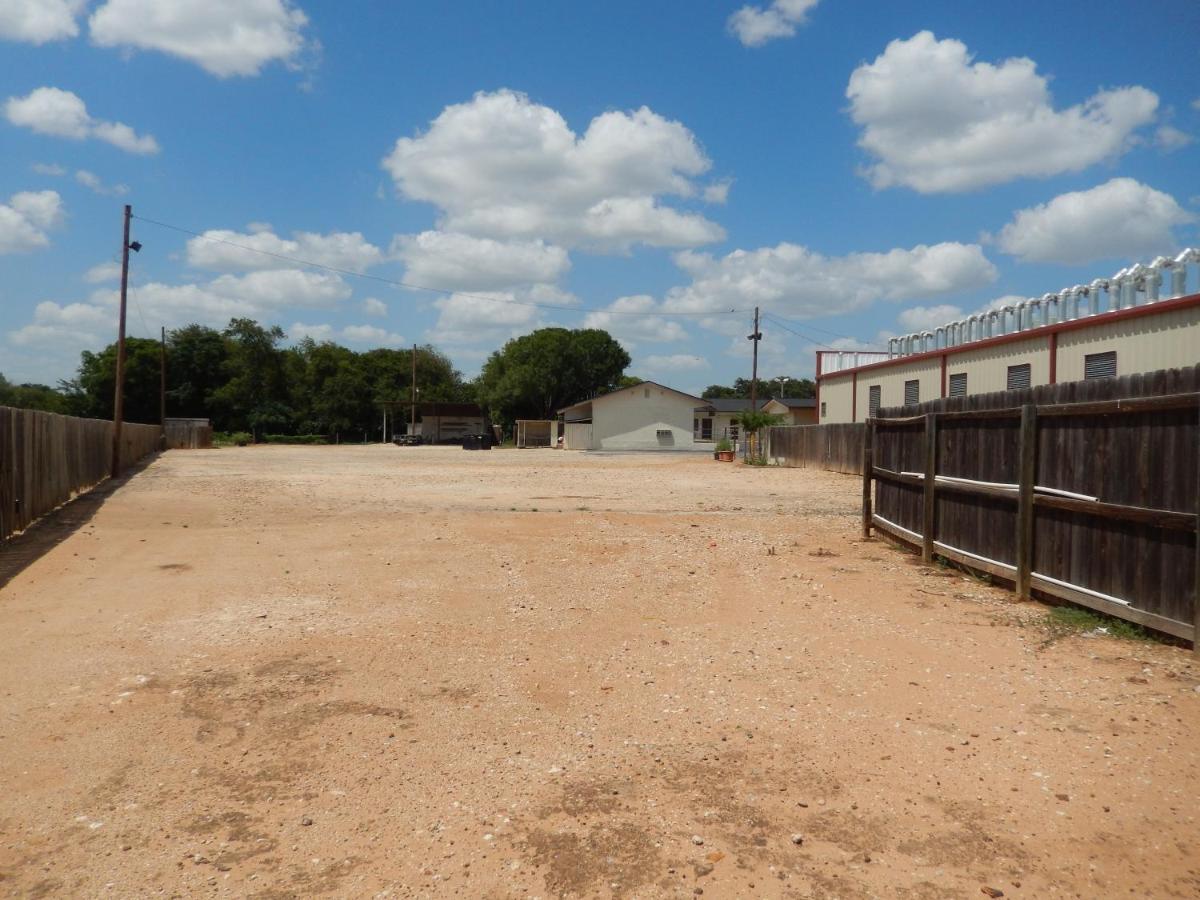 Executive Inn Pearsall Exterior foto